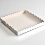Коробка 150*150*3 см с прозрачной крышкой волна белая КУ-686