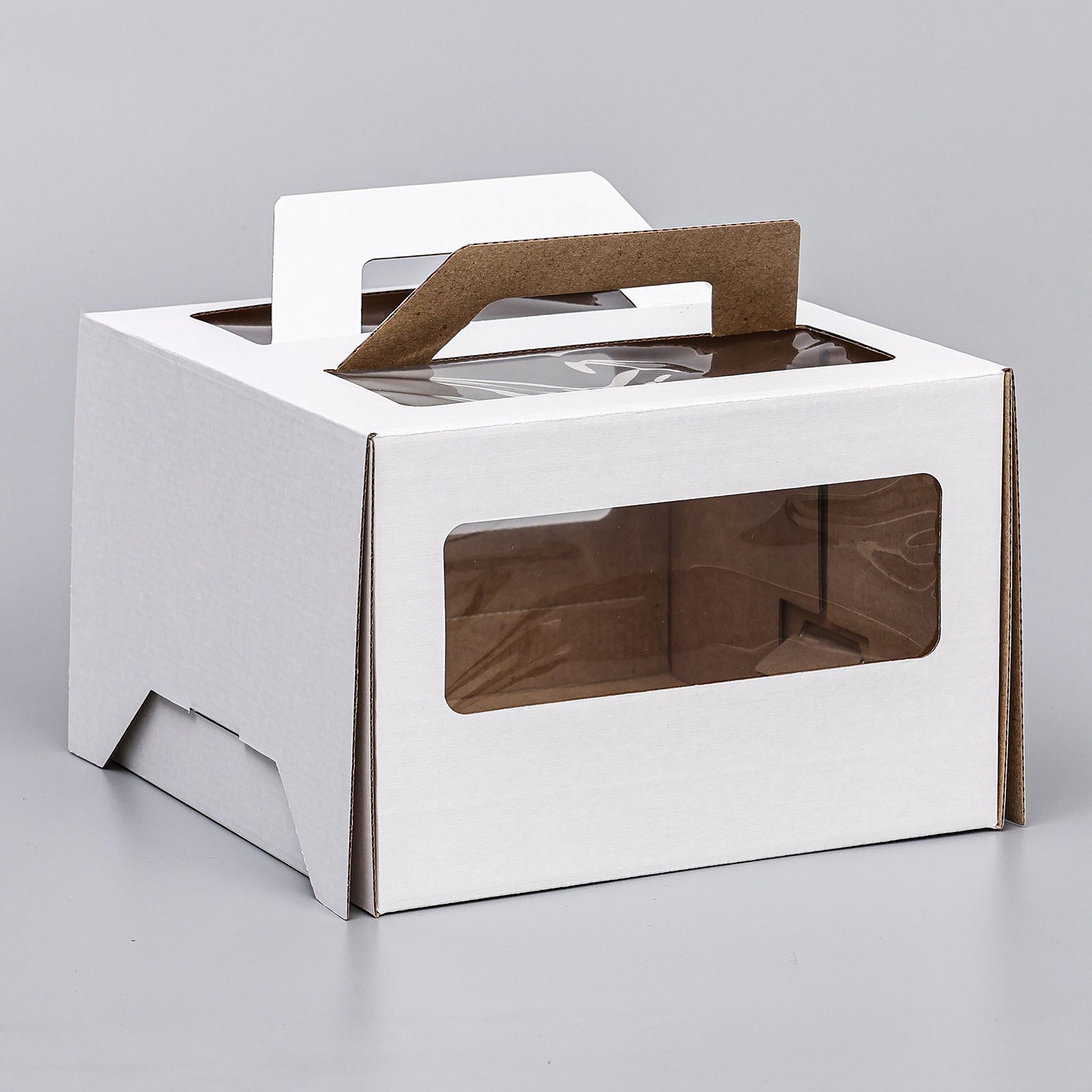 korobka-pod-tort-2-okna-s-ruchkami-belaya-22022015-sm-9095456.jpg Коробка под торт 2 окна, с ручками, белая, 220*220*15 см 9095456 — изображение 1
