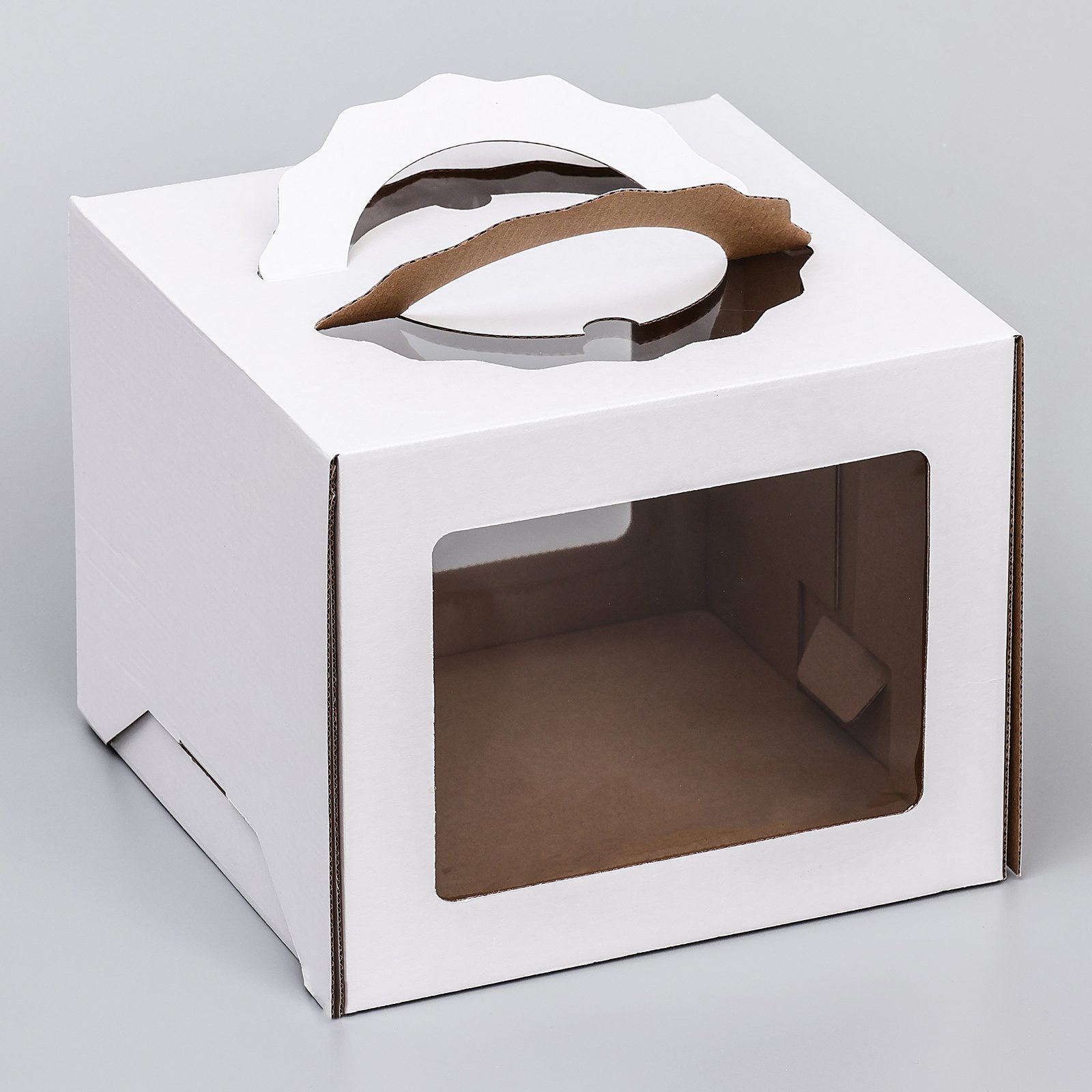 korobka-pod-tort-3-okna-s-ruchkami-belaya-28x28x20-sm-artikul-9406608.jpg Коробка под торт 3 окна, с ручками, белая, 240*240*200 см Артикул: 9406606 — изображение 1